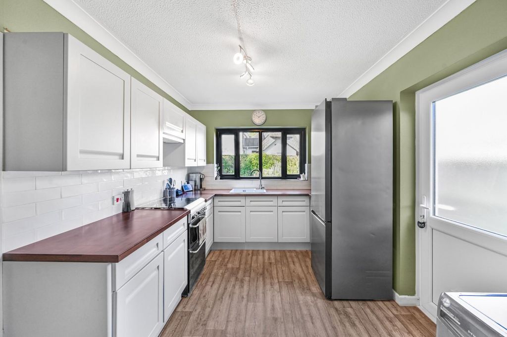 Property photo 3 of 19 Kitchen