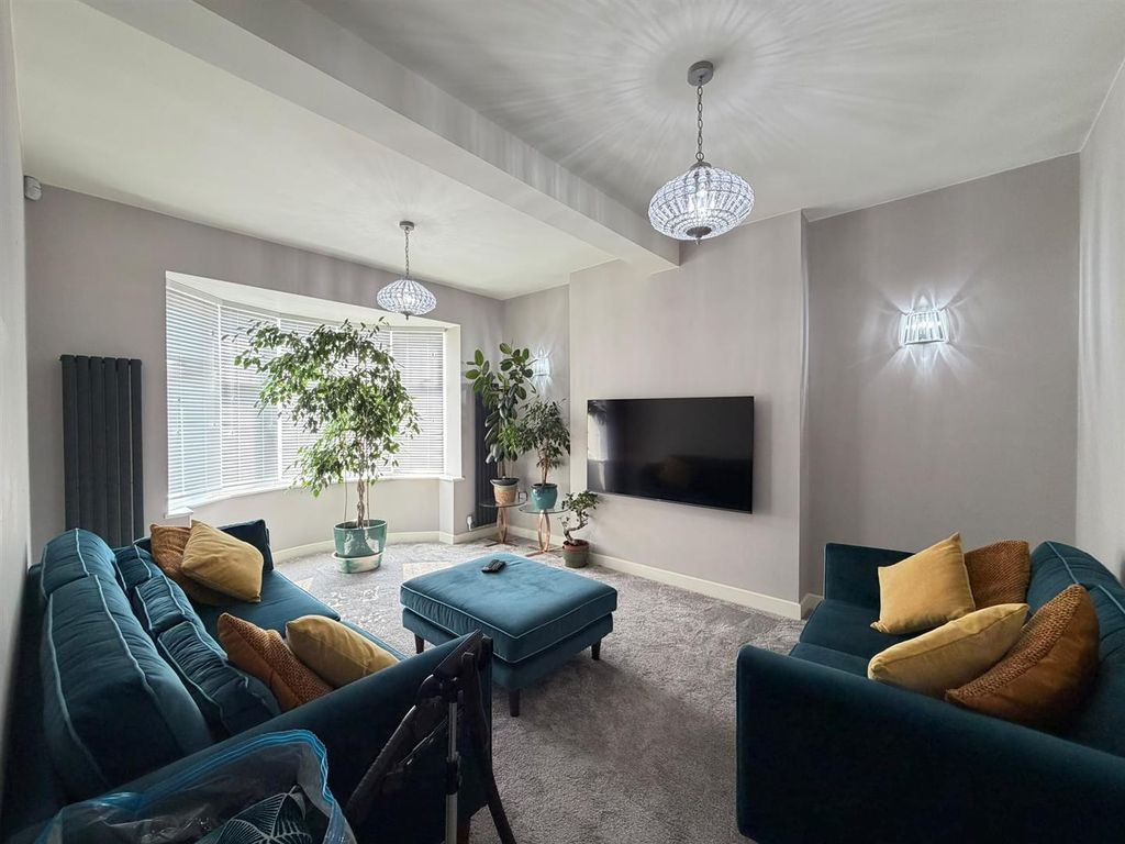 Property photo 3 of 27 Lounge