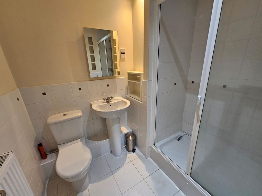 Property photo 3 of 14 En-Suite Bathroom