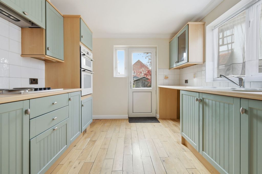 Property photo 3 of 14 Fitted Kitchen