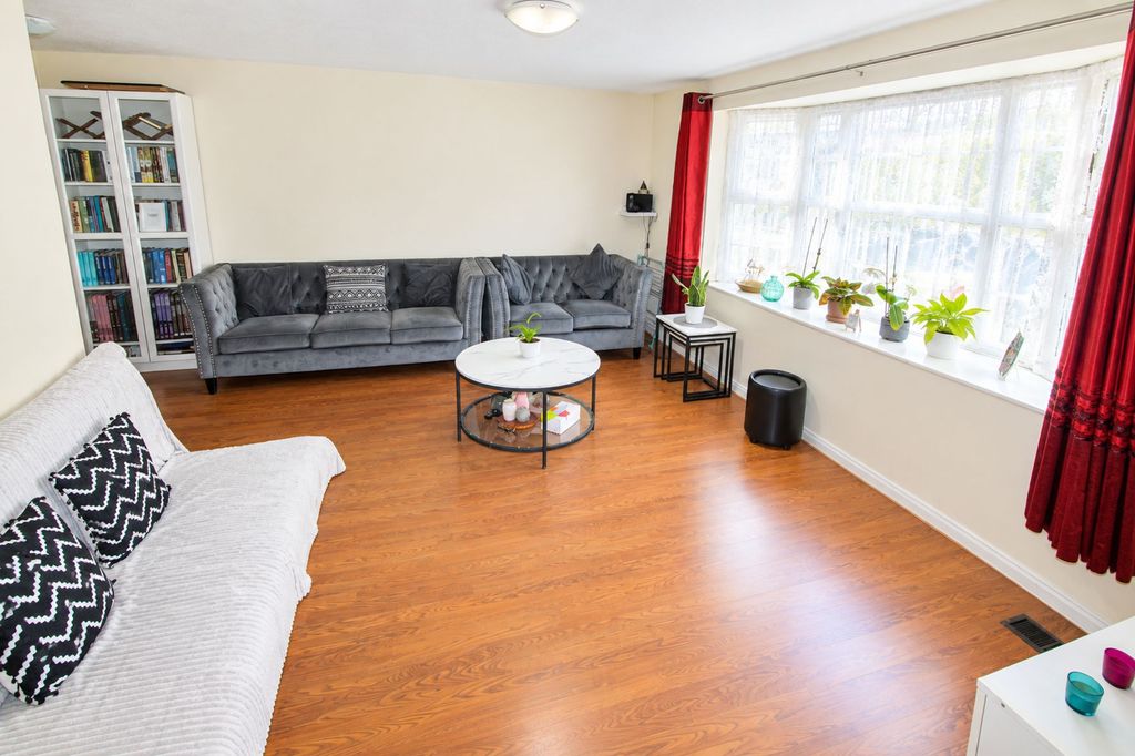 Property photo 3 of 13 Lounge