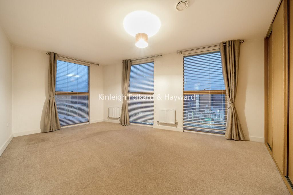 Property photo 2 of 16 Bedroom