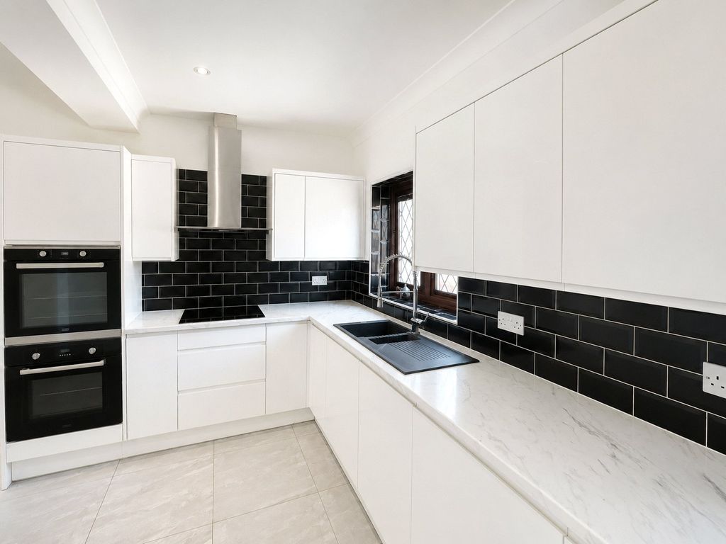 Property photo 3 of 10 Kitchen