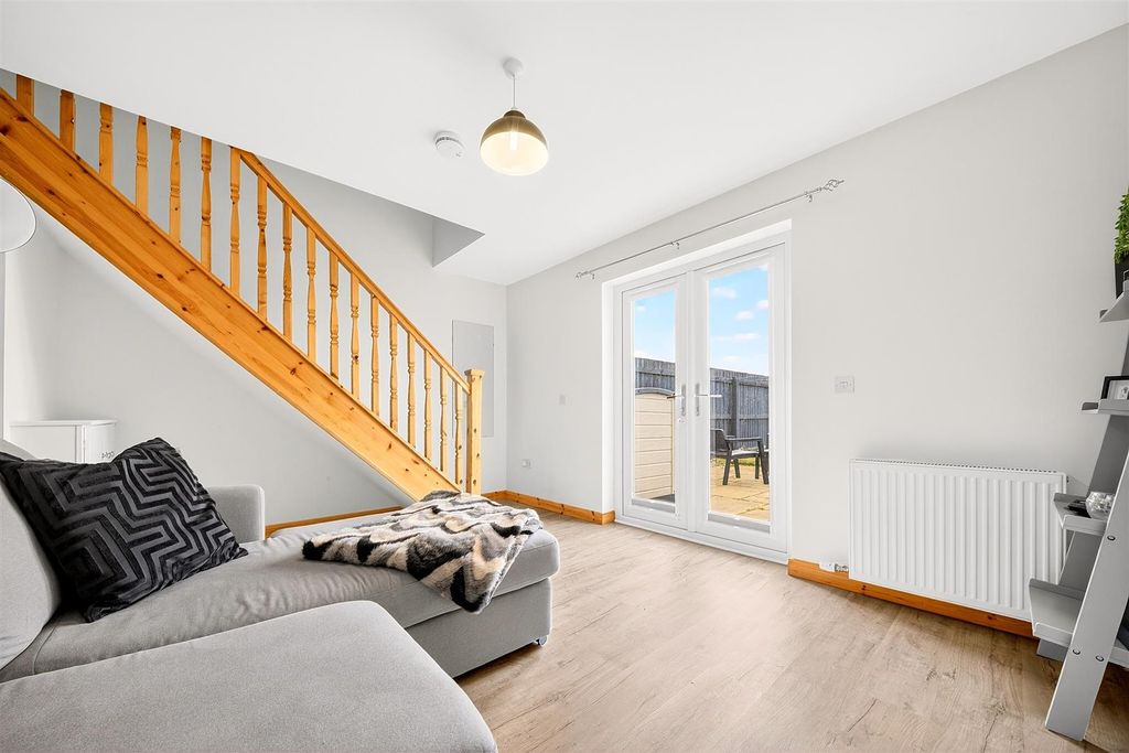 Property photo 3 of 16 Lounge