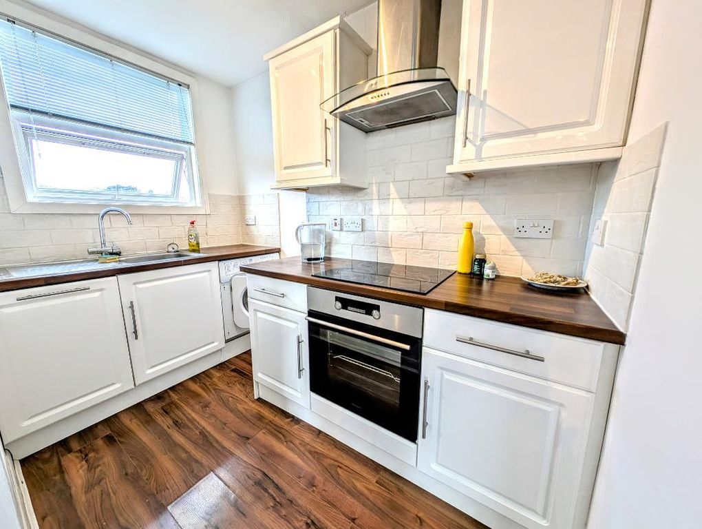 Property photo 3 of 7 Kitchen