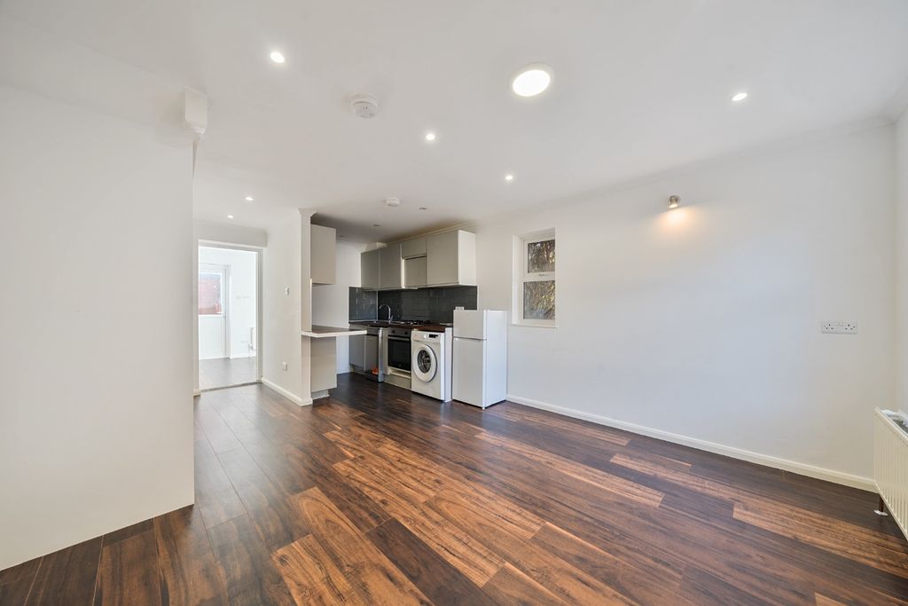 Property photo 3 of 14 4904545