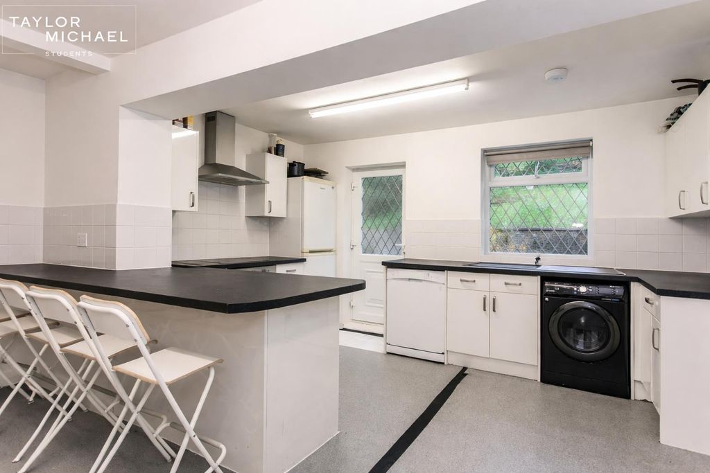 Property photo 3 of 14 Kitchen