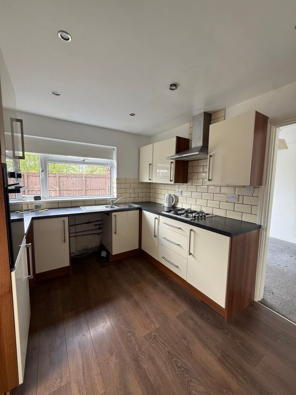 Property photo 3 of 11 Kitchen