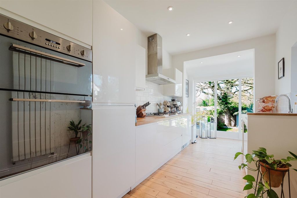 Property photo 3 of 33 Breakfast Kitchen