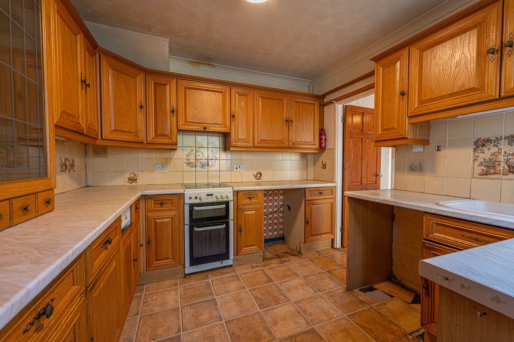 Property photo 2 of 32