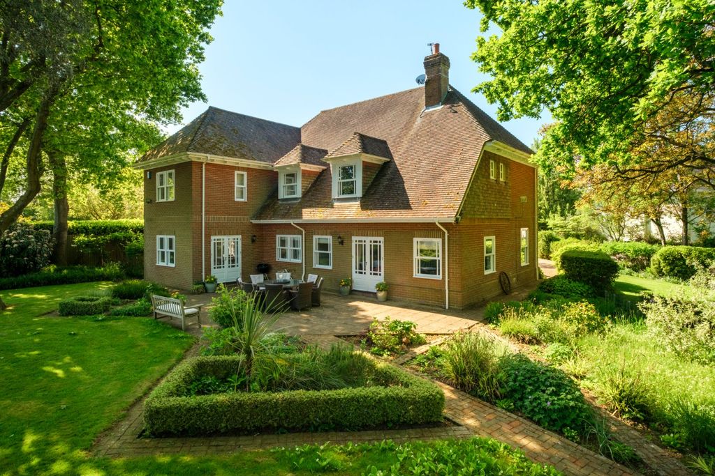 Property photo 1 of 19 Wakehurst Court