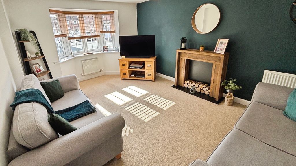 Property photo 3 of 21 Lounge