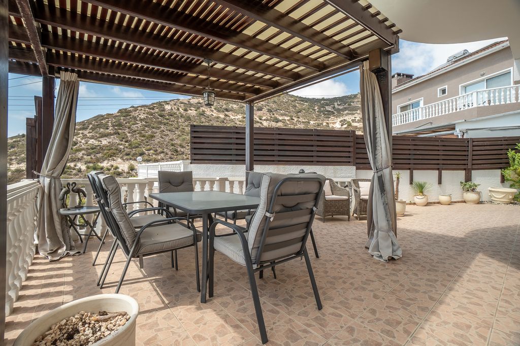 Property photo 3 of 44