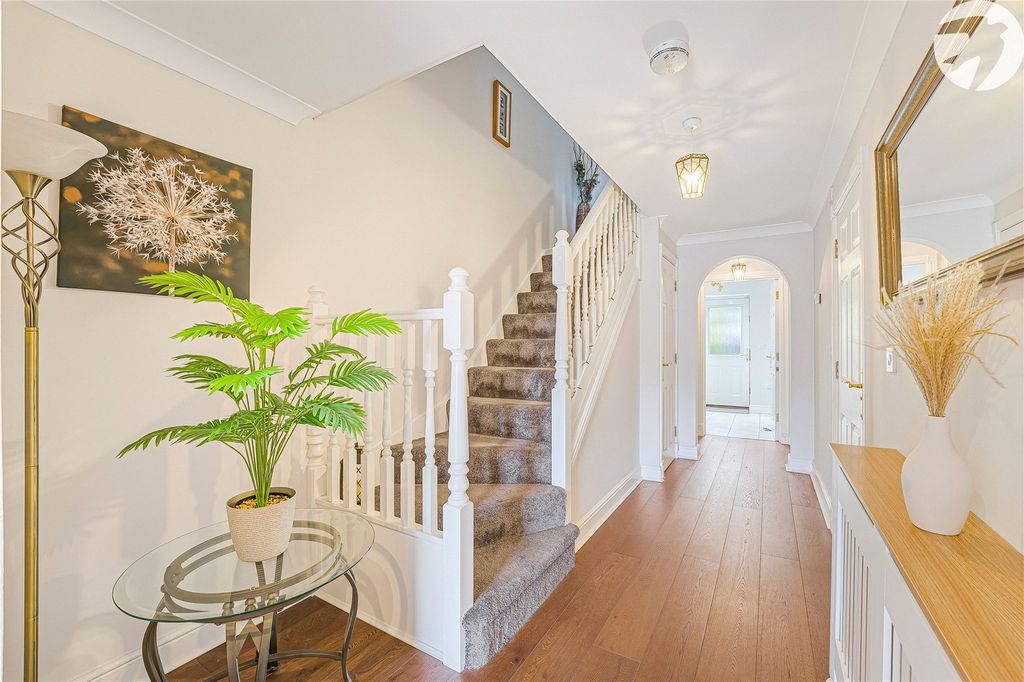 Property photo 2 of 35 Entrance Hall