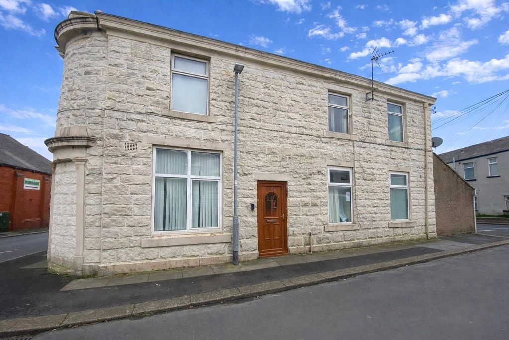 Property photo 1 of 22 External