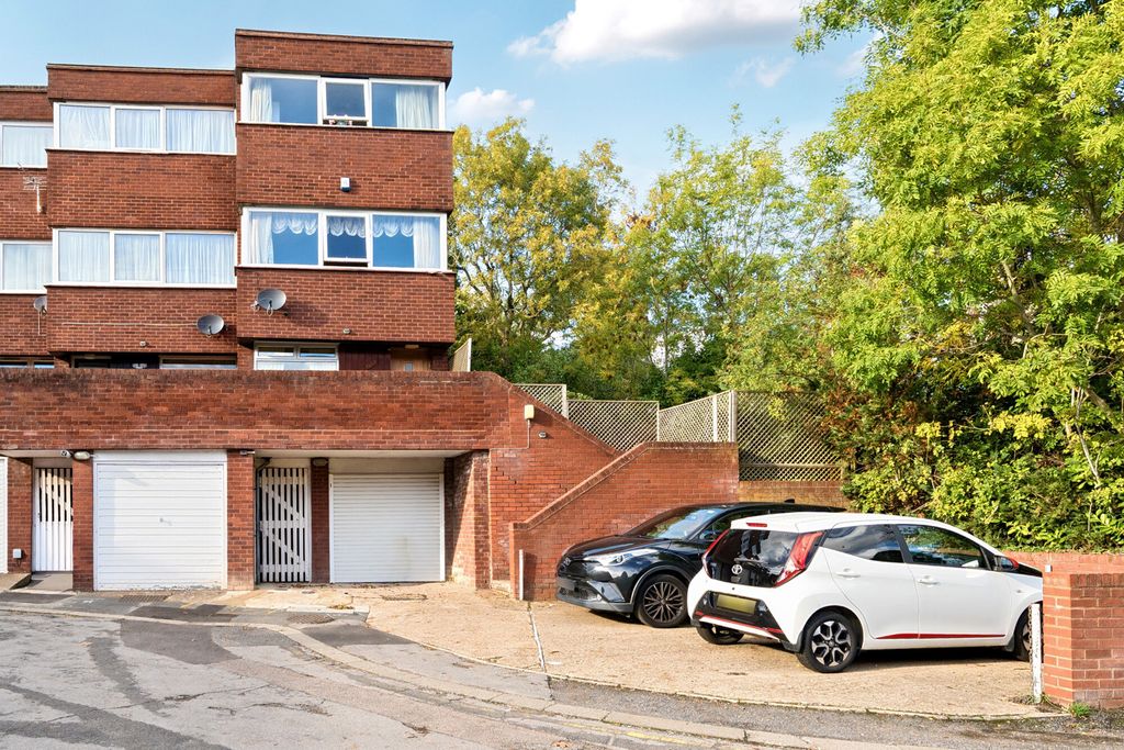 Property photo 1 of 16 1535496-61-6Ada1c...