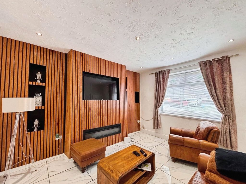 Property photo 3 of 11 Lounge