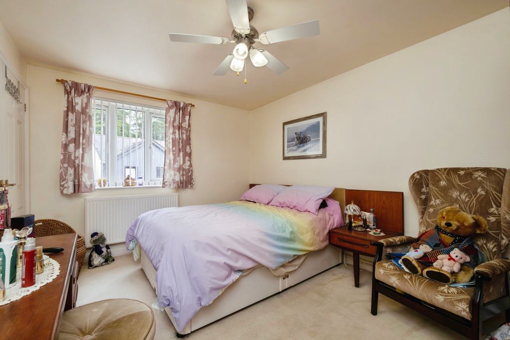 Property photo 2 of 13 Bed 1