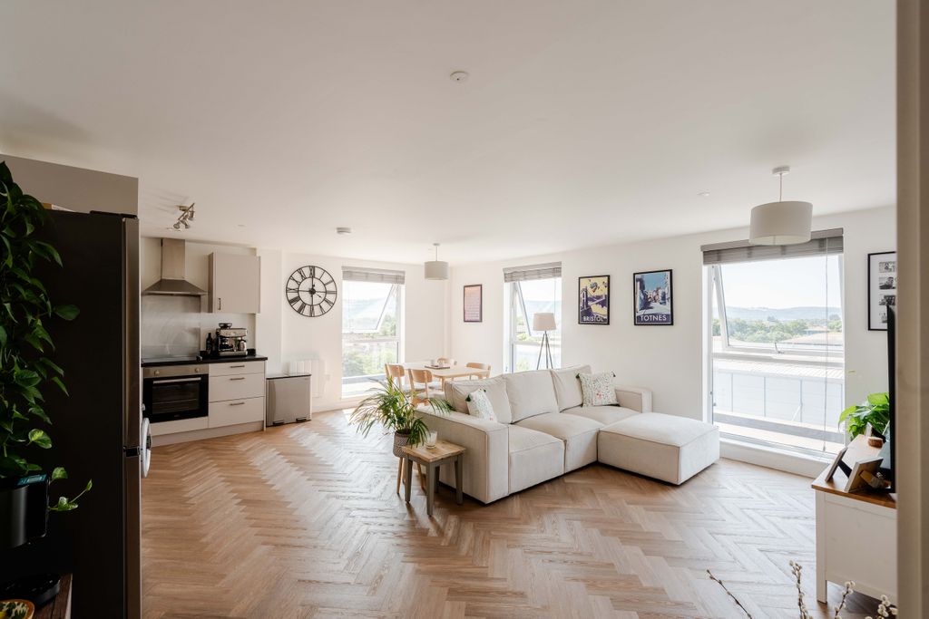 Property photo 3 of 17 10