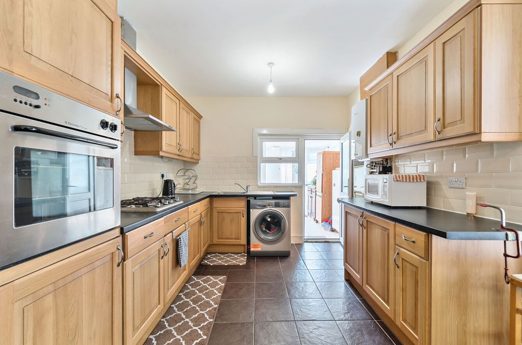 Property photo 2 of 18 1335371-13-689326...