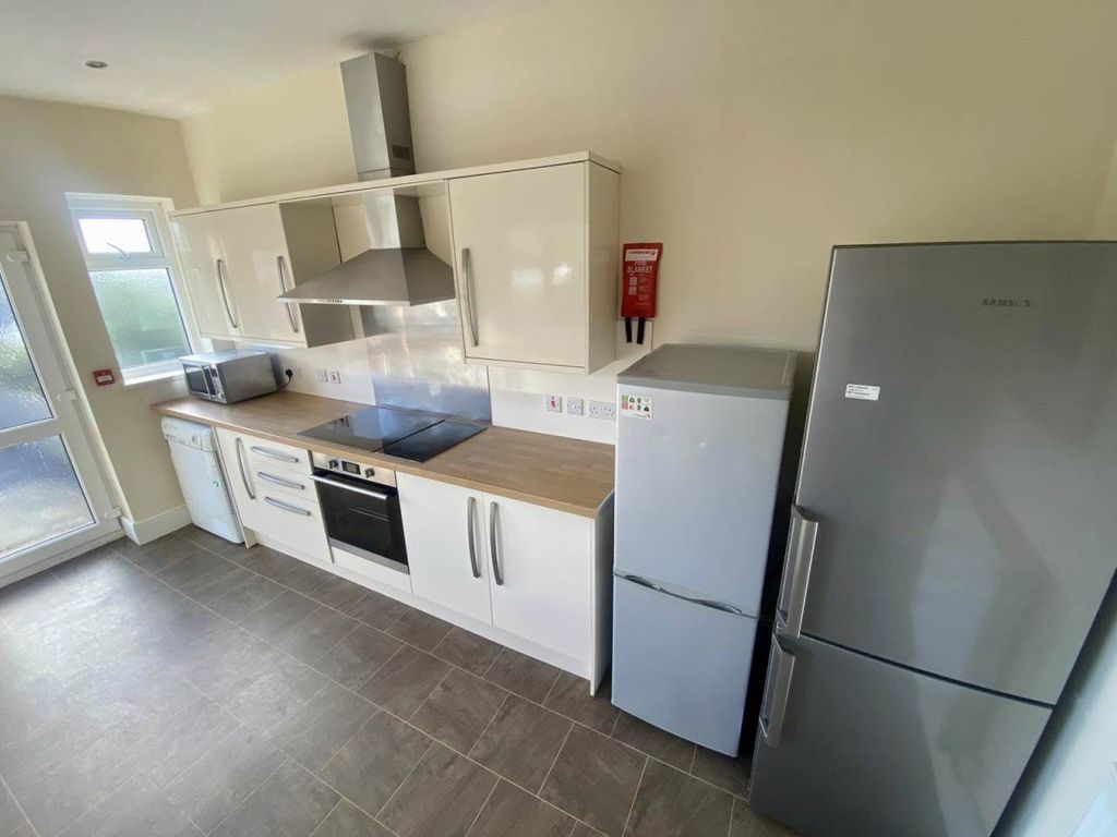 Property photo 3 of 13 Kitchen 1