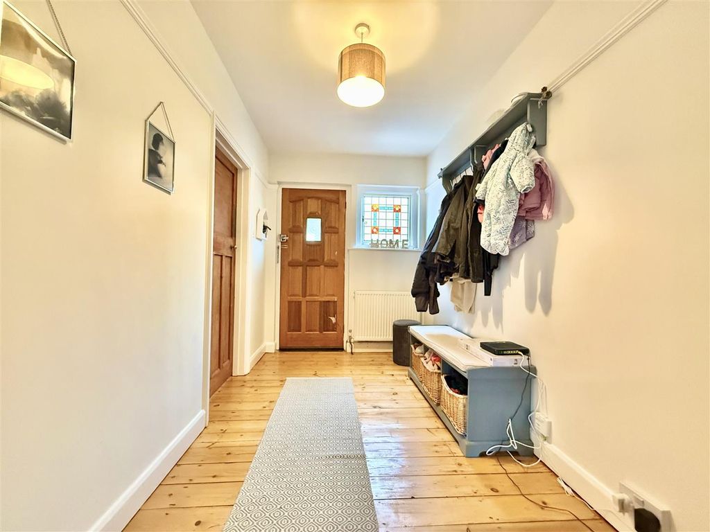 Property photo 2 of 21 Hallway