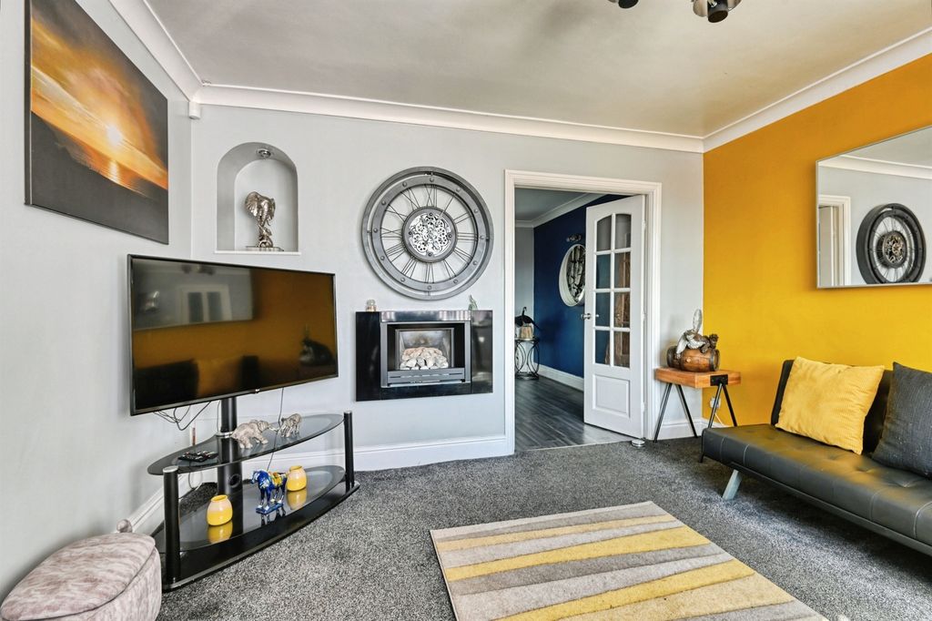 Property photo 2 of 25