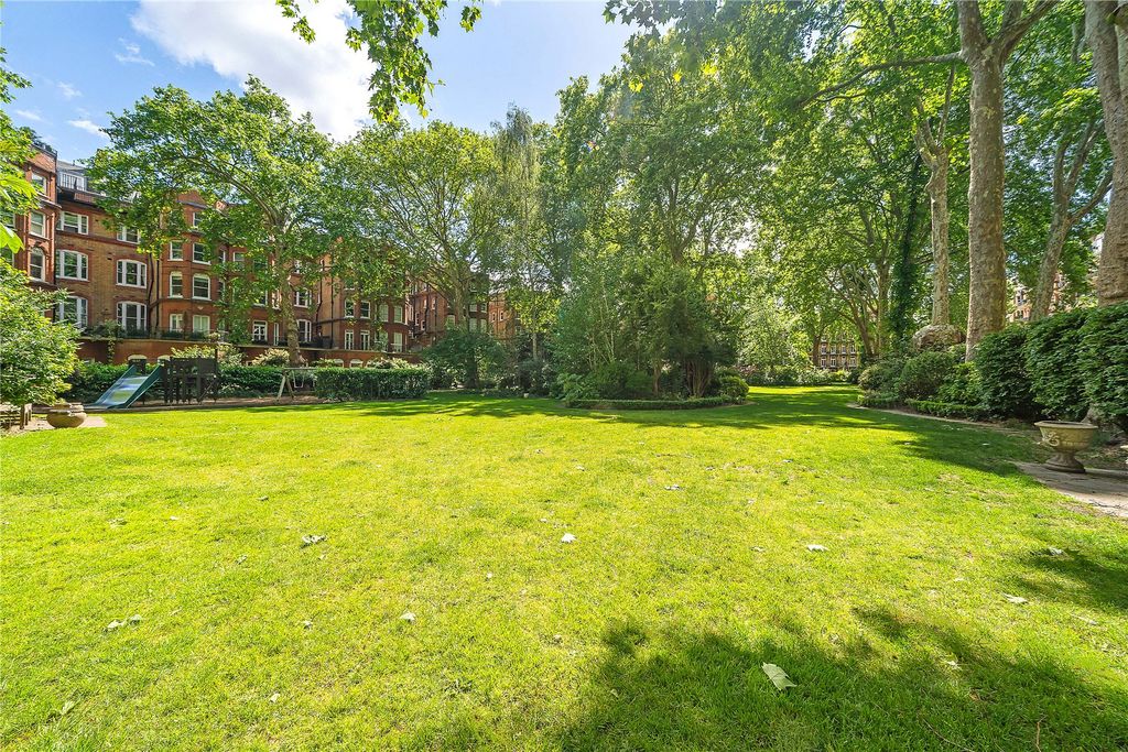 Property photo 3 of 14 Communal Garden