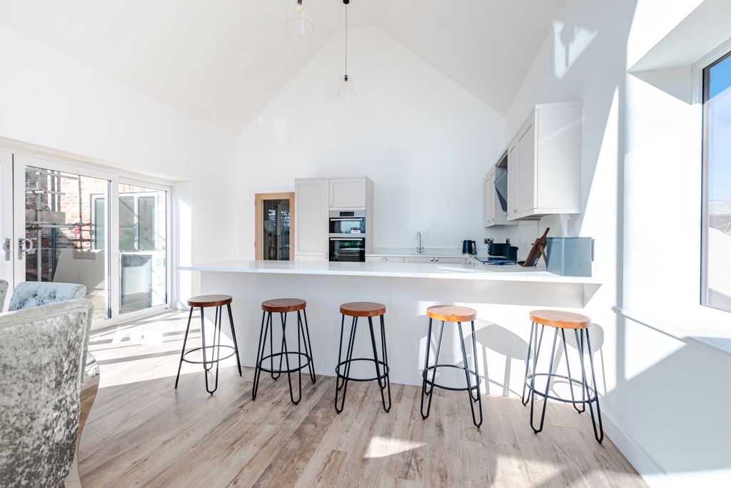 Property photo 3 of 16 Showhomekitchenseating