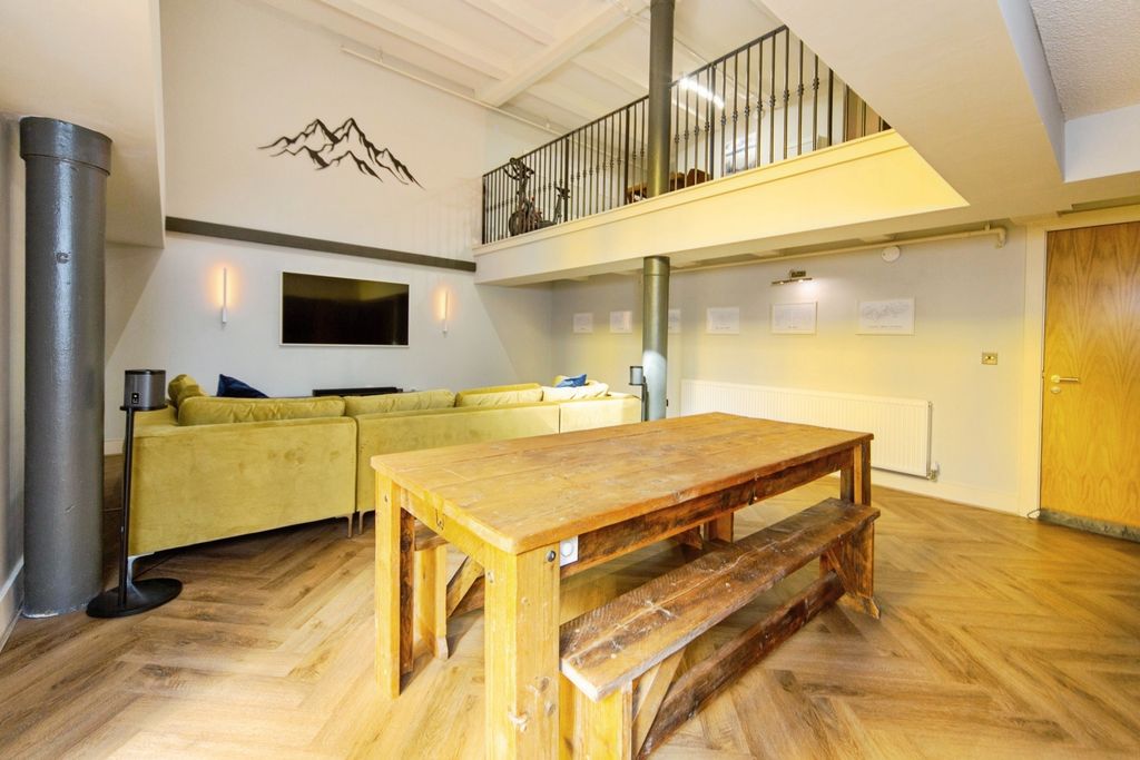 Property photo 2 of 19 Pbox-Img.Jpg