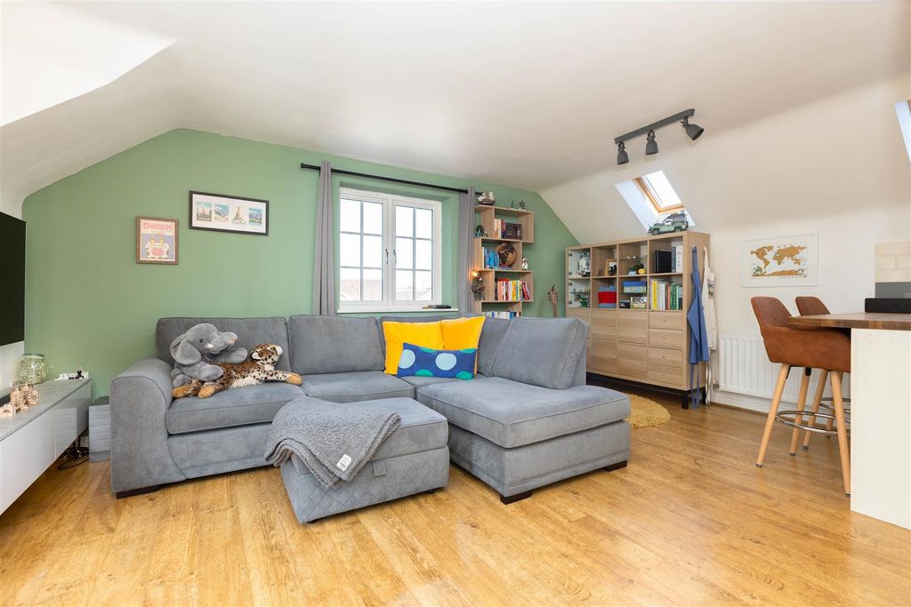 Property photo 2 of 17 Lounge