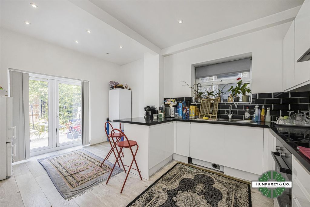 Property photo 2 of 13 Flat 2 17 Mount Pleasant Road -008.Jpg