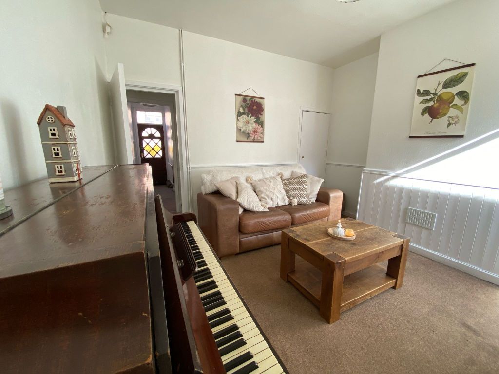 Property photo 2 of 13 Livingroom