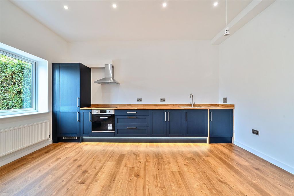 Property photo 1 of 13 1330442-15-6880A2c48Ec0E.Jpg