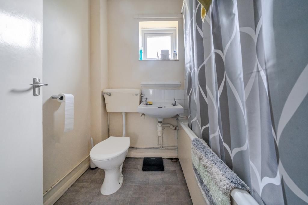 Property photo 2 of 20 Bathroom