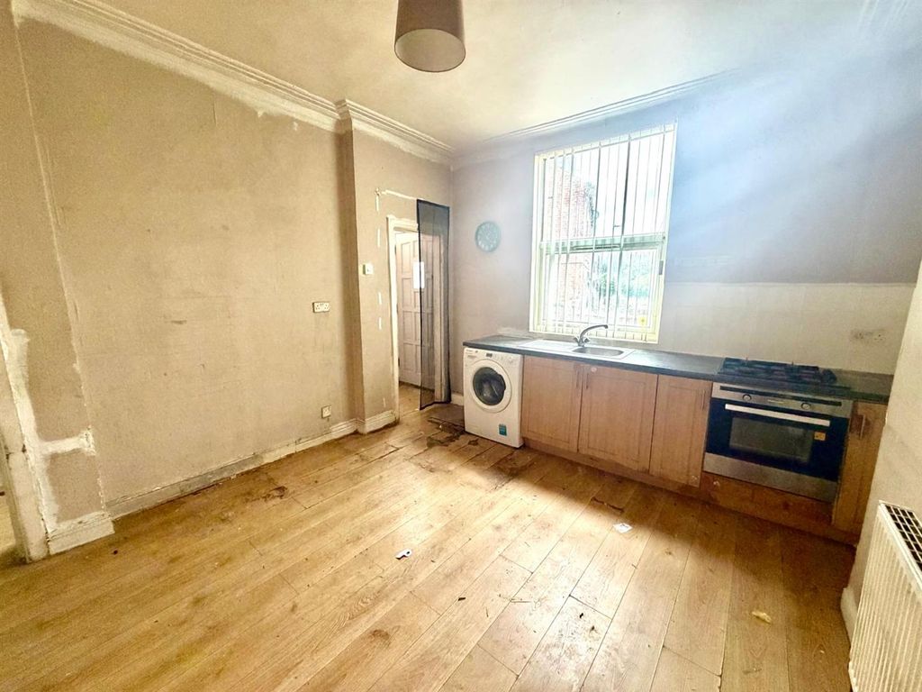 Property photo 2 of 17 Kitchen: