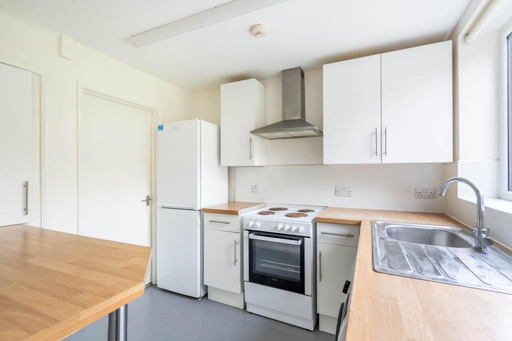 Property photo 3 of 17 Kitchen