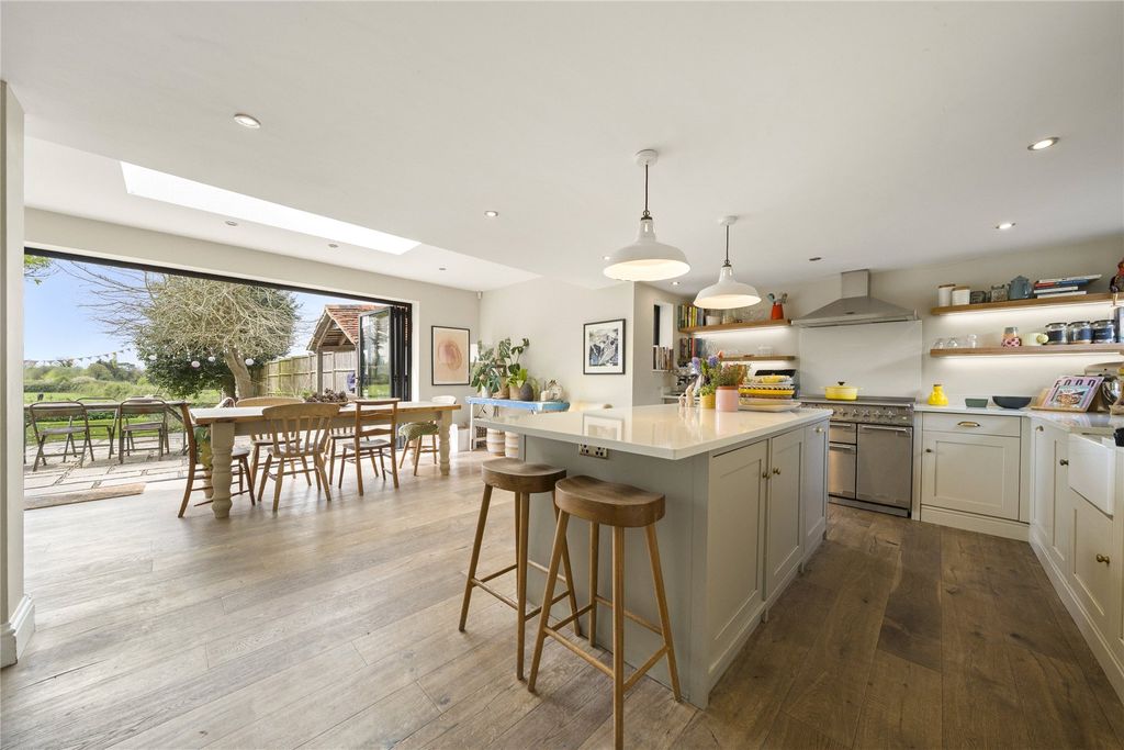 Property photo 3 of 18 Kitchen/Breakfast