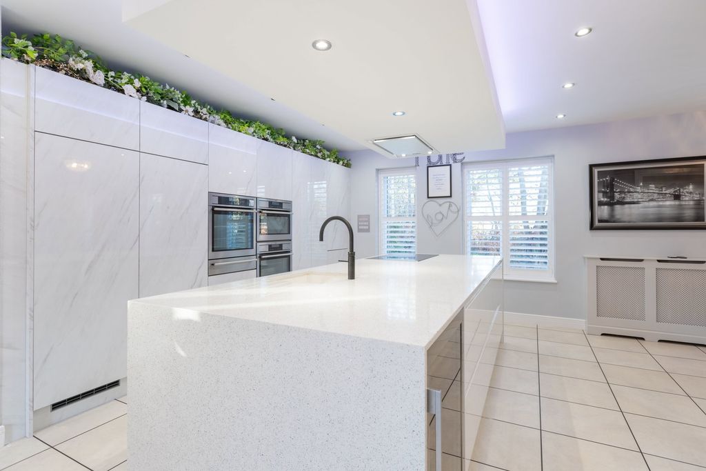 Property photo 3 of 27