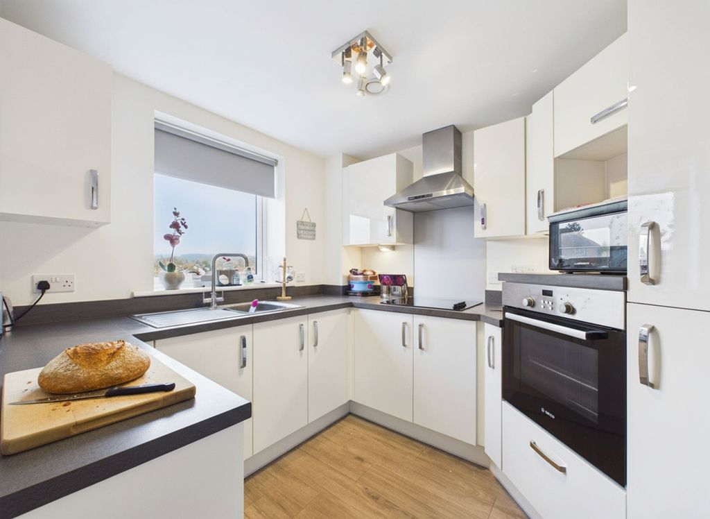 Property photo 3 of 8 Kitchen