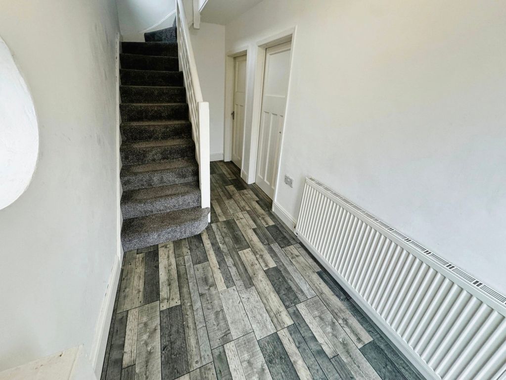 Property photo 2 of 10 Hallway