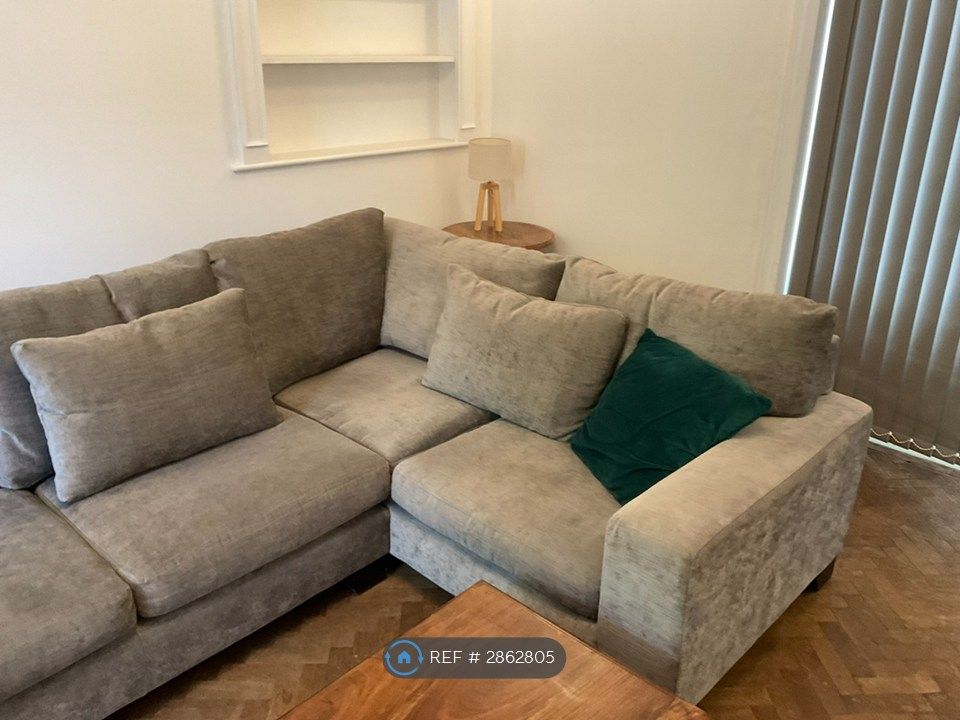 Property photo 3 of 18 Lounge