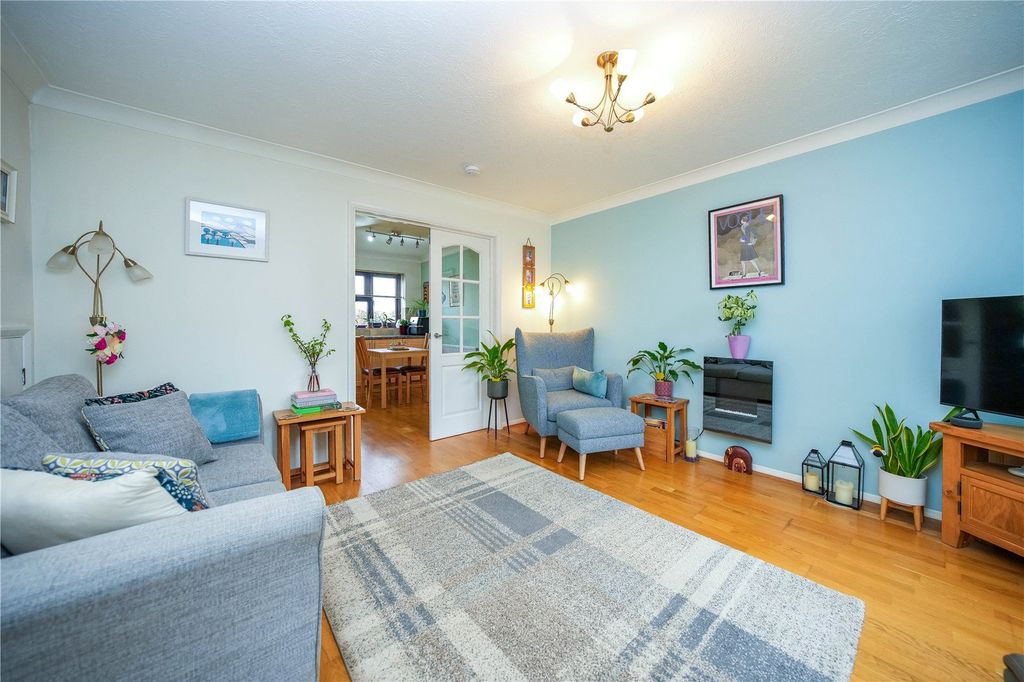 Property photo 3 of 19 Lounge