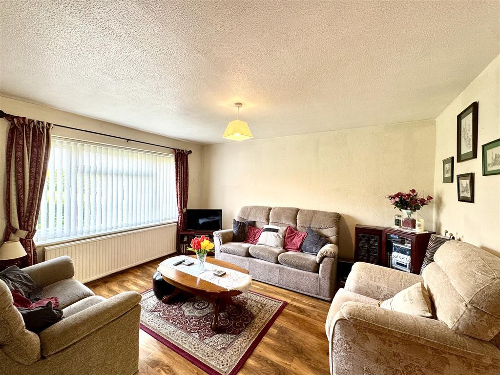 Property photo 2 of 18 Sitting Room