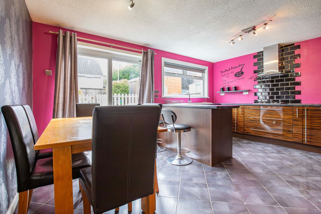 Property photo 2 of 17 Kitchenangle1
