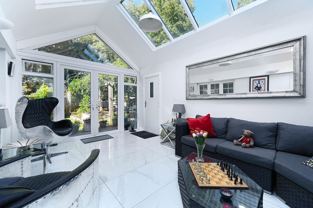 Property photo 3 of 21 Conservatory