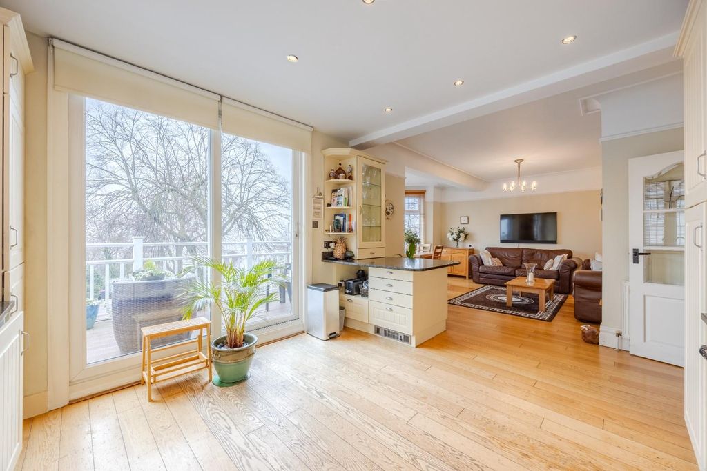 Property photo 3 of 25 Kitchen / Lounge