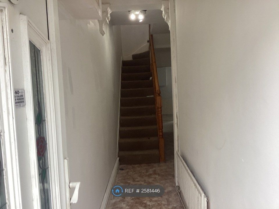 Property photo 2 of 10 Hallway