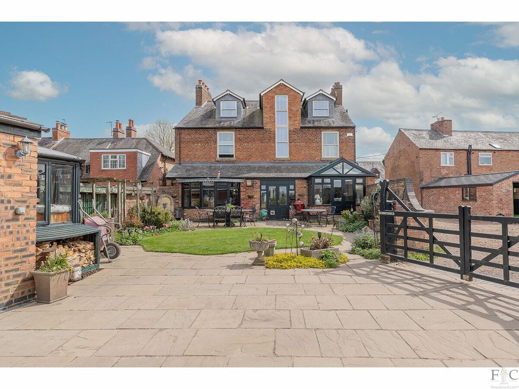 Property photo 2 of 32
