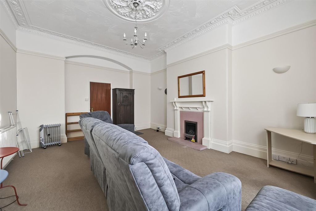 Property photo 3 of 12 Lounge